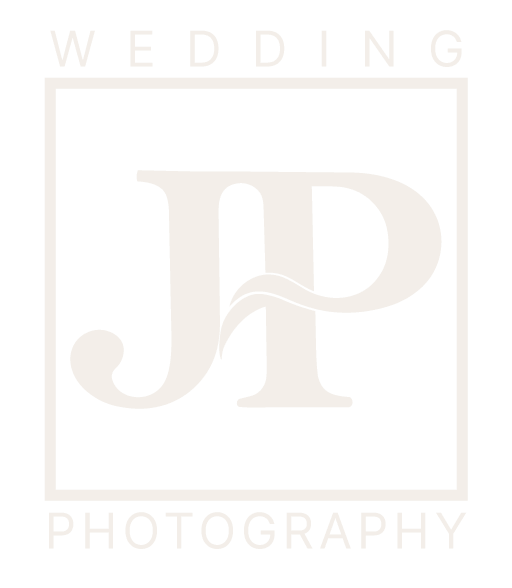 Elegante logotipo en blanco y negro con monograma JP y elemento ondulado para servicios de fotografía de bodas en Colombia, diseño profesional y moderno — John Palaci